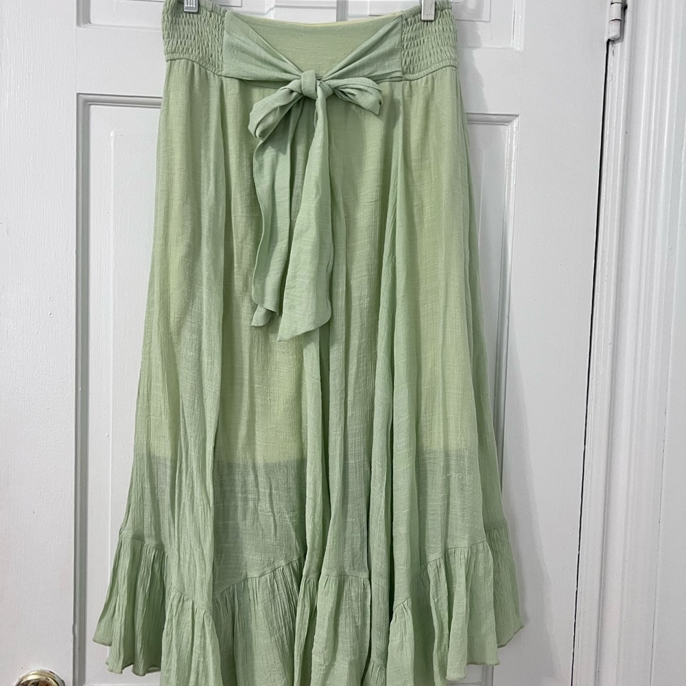 Women’s pastel green midi skirt with bow